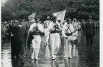 Les frères Briançon et leur Tambour Paul Vidal lors de la Fête des vins de France en 1939.